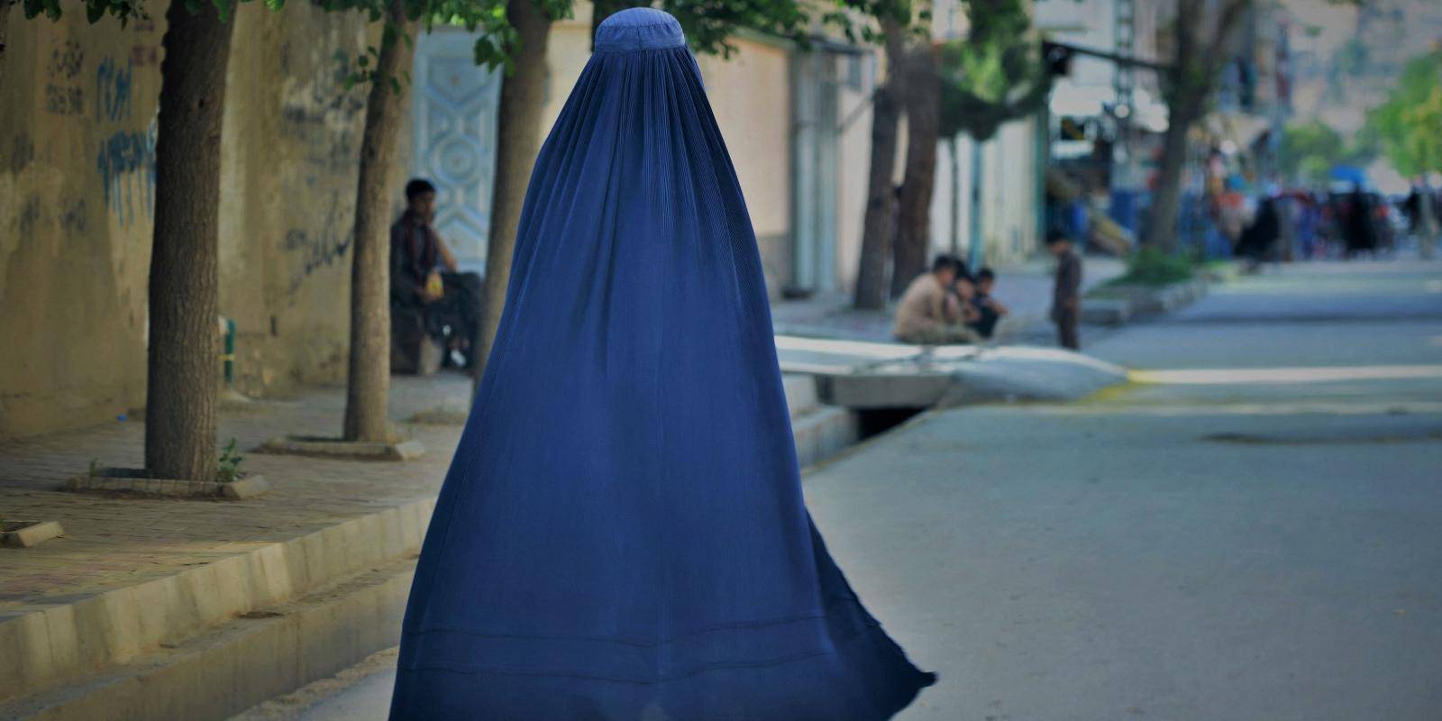 https://www.chathamhouse.org/sites/default/files/styles/12_6_media_huge/public/2022-06/2022-06-08-afghanistan-womens-rights-burqa.jpg?h=3d044768&itok=o-ZWo3dr