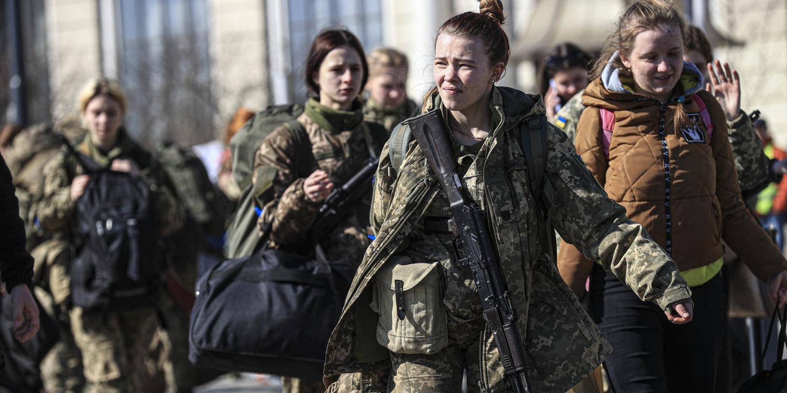 Ukraine's female soldiers complain of discrimination – DW – 10/07/2023