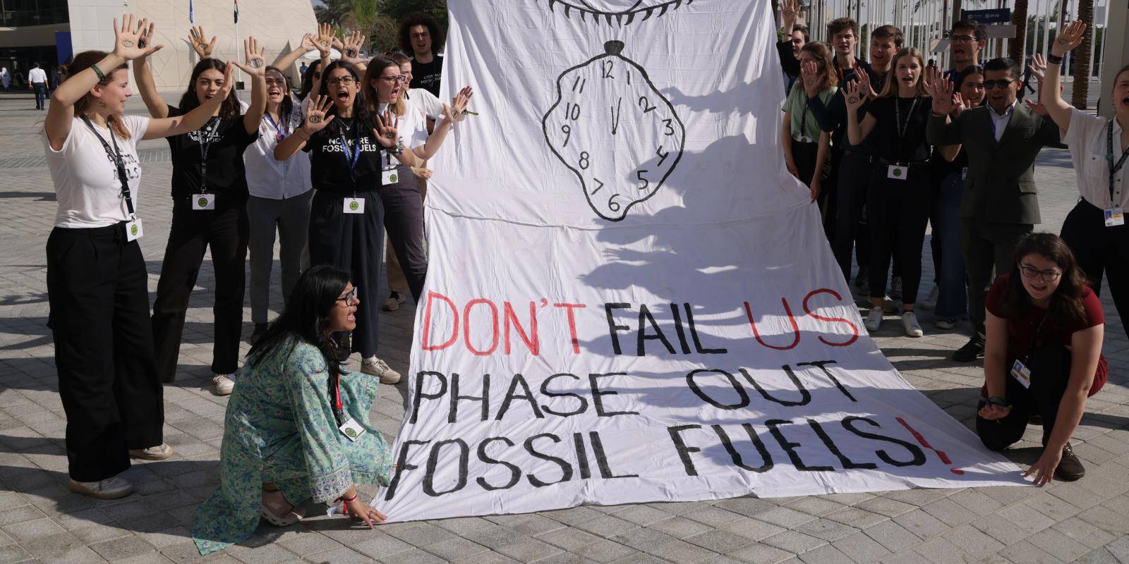 https://www.chathamhouse.org/sites/default/files/styles/12_6_media_huge/public/2023-12/2023-12-12-phase-out-down-fossil-fuels.jpg?h=4a488f34&itok=gO7YFLvb