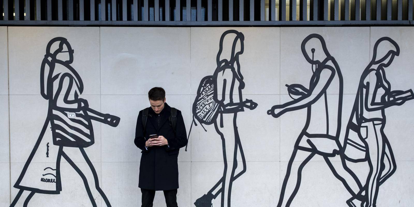 2024 01 08 man smartphone mural line drawings london